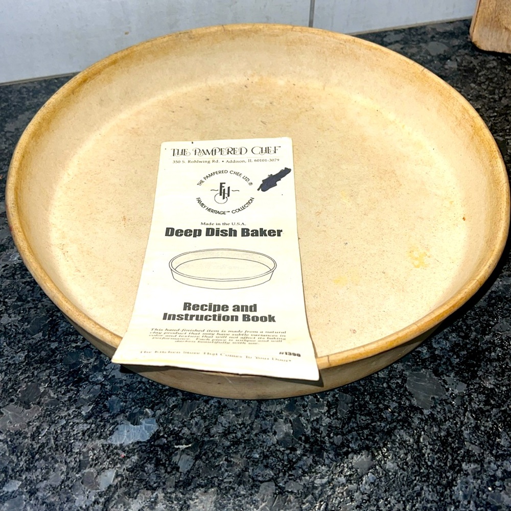 DEEP DISH BAKER BY PAMPERED CHEF. Stoneware Family Heritage Collection. 11 inch